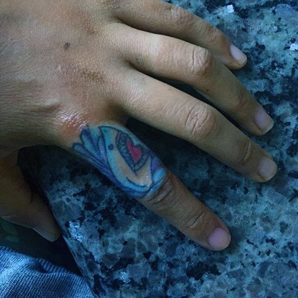 tatuaje dedos para hombre 04