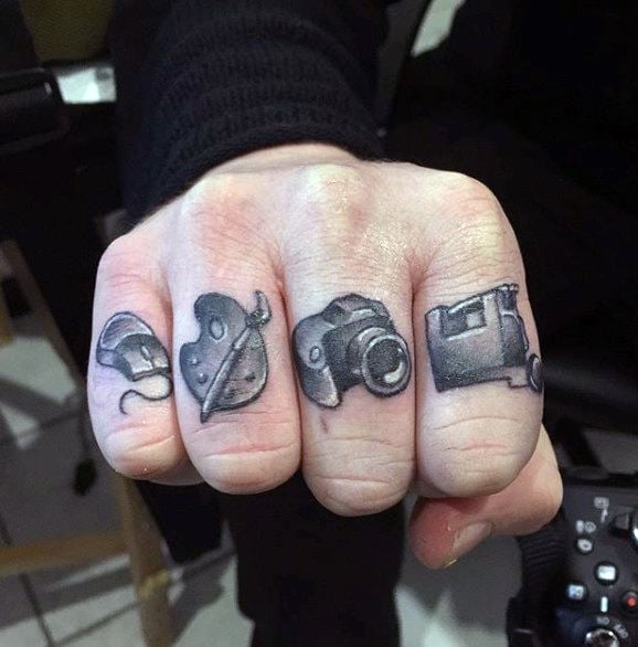 tatuaje dedos para hombre 05