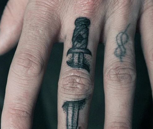 tatuaje dedos para hombre 08
