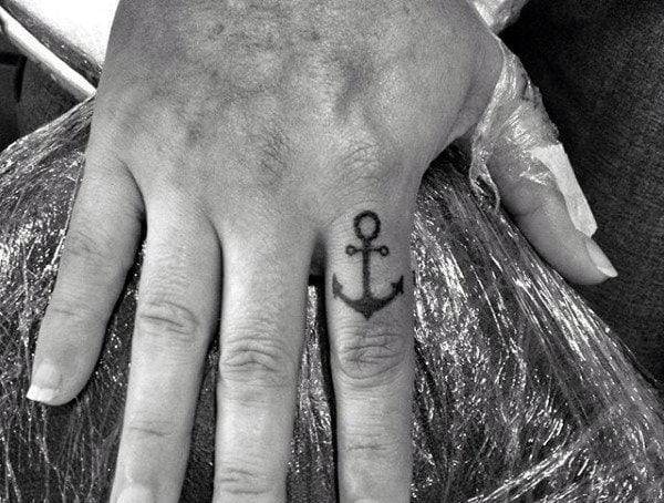 tatuaje dedos para hombre 11