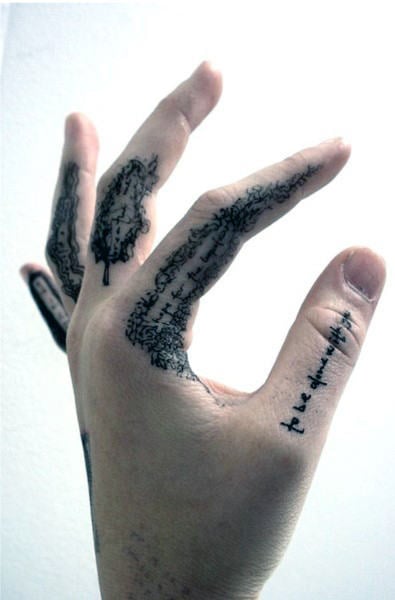 tatuaje dedos para hombre 13