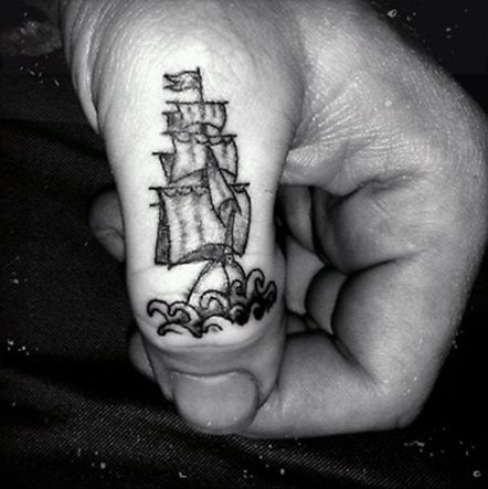 tatuaje dedos para hombre 14
