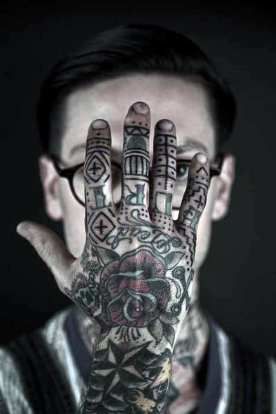 tatuaje dedos para hombre 17