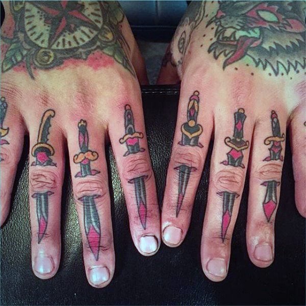 tatuaje dedos para hombre 21