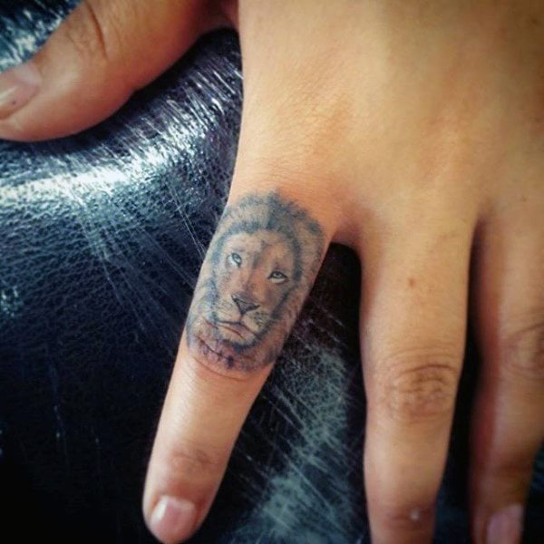 tatuaje dedos para hombre 29