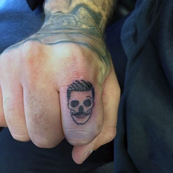 tatuaje dedos para hombre 31