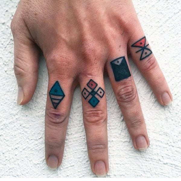 tatuaje dedos para hombre 34