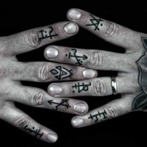 tatuaje dedos para hombre 35