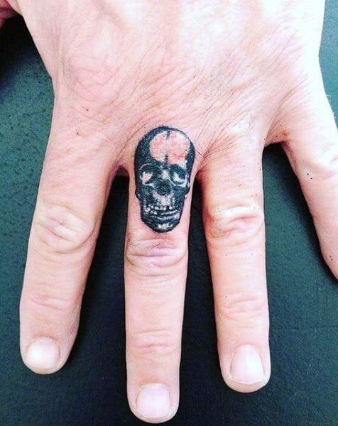 tatuaje dedos para hombre 39
