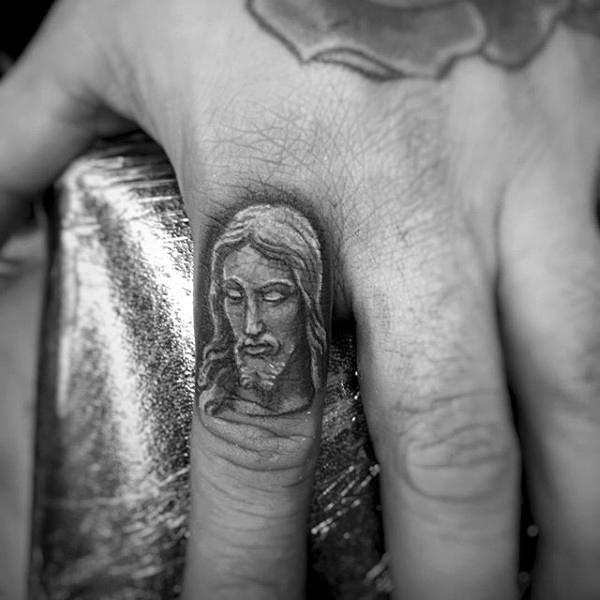 tatuaje dedos para hombre 51