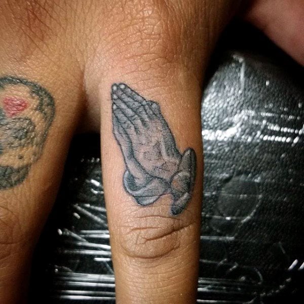 tatuaje dedos para hombre 59
