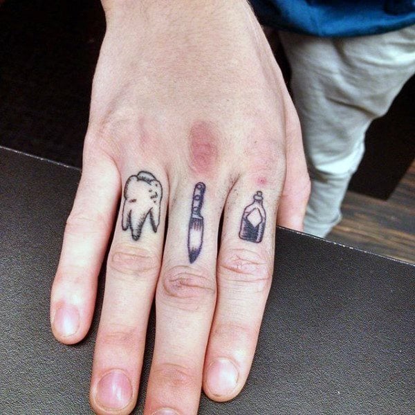 tatuaje dedos para hombre 64