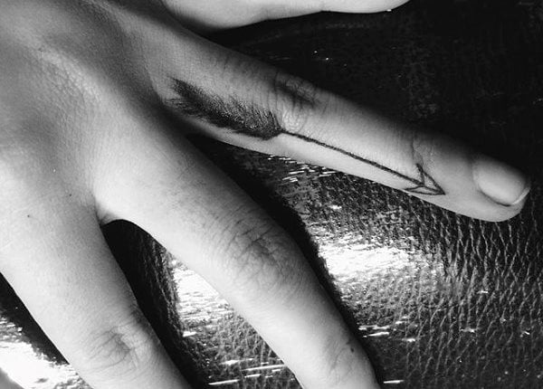 tatuaje dedos para hombre 68