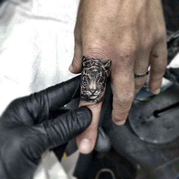 tatuaje dedos para hombre 70