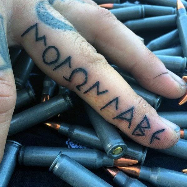 tatuaje dedos para hombre 71