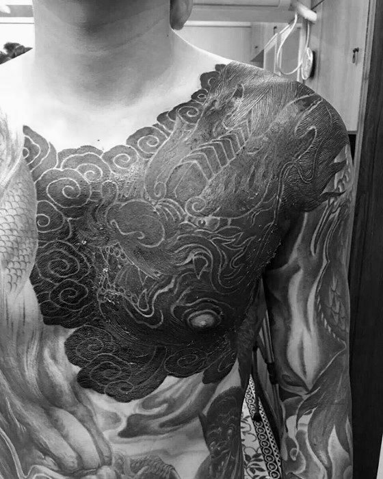 tatuaje dragon pecho para hombre 32