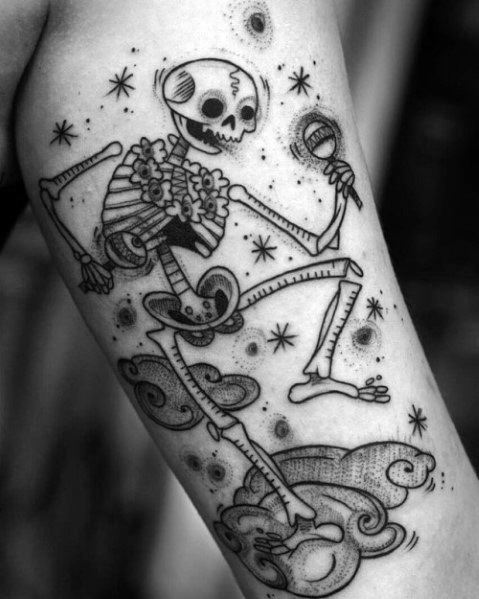 tatuaje esqueleto bailando para hombre 01