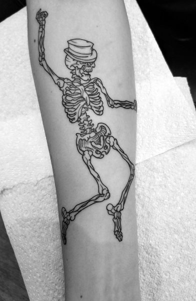 tatuaje esqueleto bailando para hombre 06