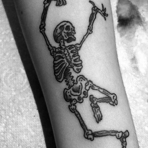 tatuaje esqueleto bailando para hombre 10
