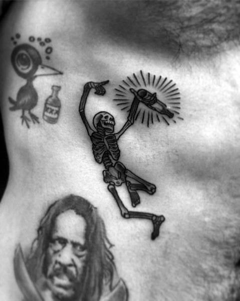 tatuaje esqueleto bailando para hombre 24