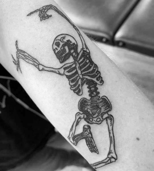 tatuaje esqueleto bailando para hombre 36