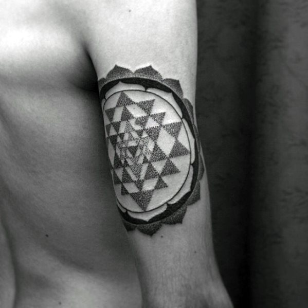 tatuaje geometrico brazo para hombre 05