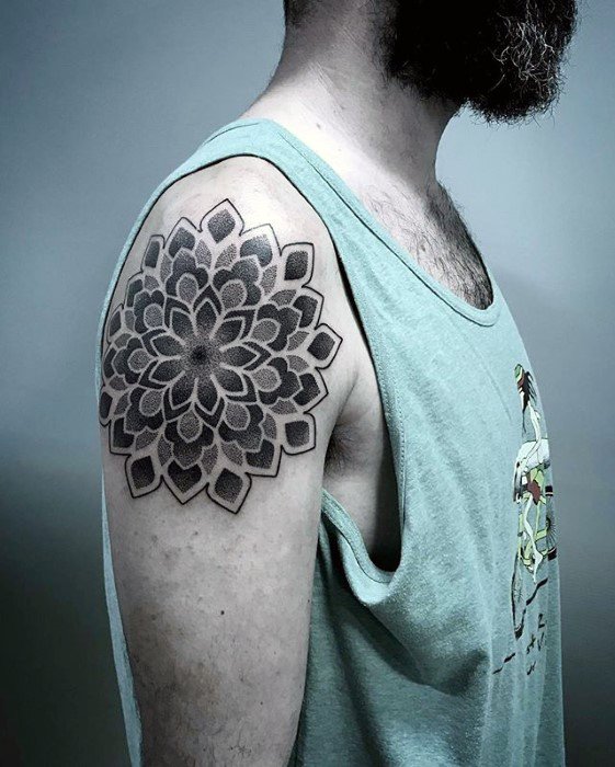 tatuaje geometrico brazo para hombre 08