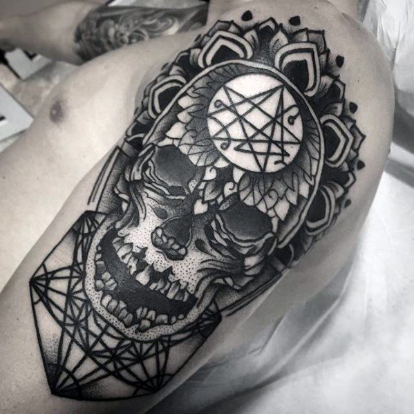 tatuaje geometrico brazo para hombre 17