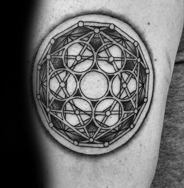 tatuaje geometrico brazo para hombre 25