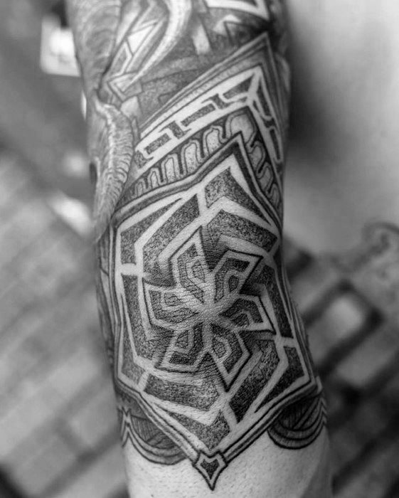 tatuaje geometrico brazo para hombre 26