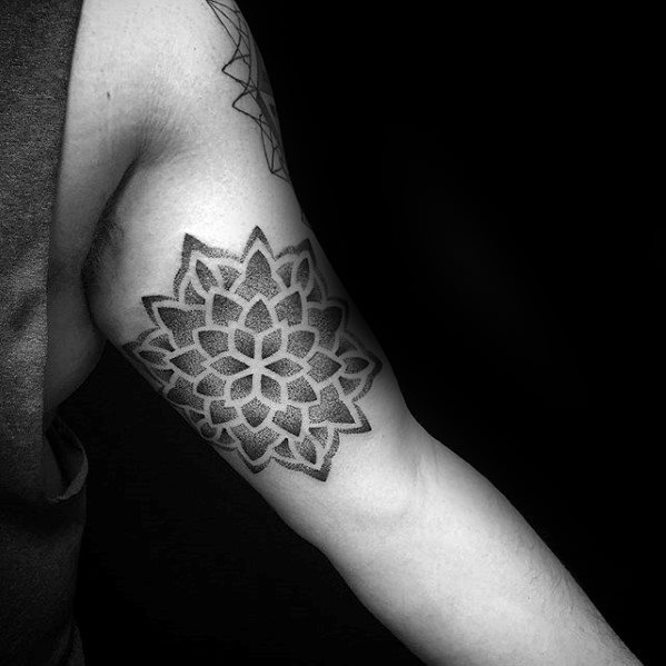 tatuaje geometrico brazo para hombre 33