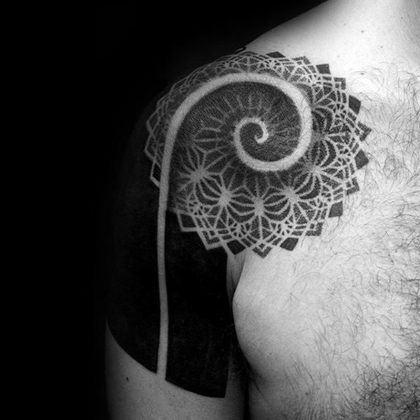 tatuaje geometrico brazo para hombre 35