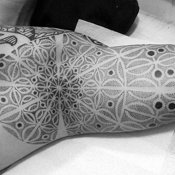 tatuaje geometrico brazo para hombre 41