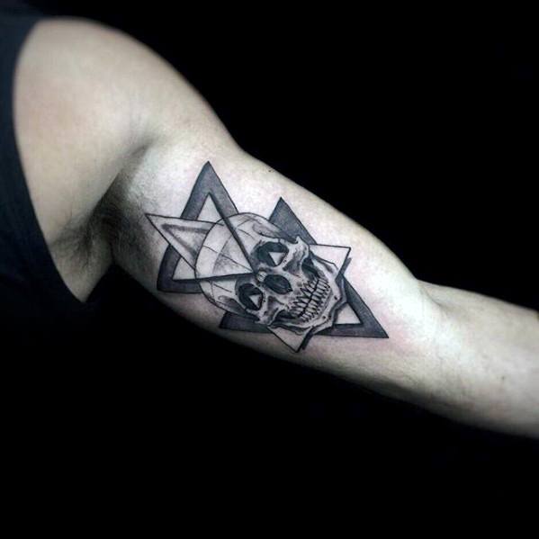 tatuaje geometrico brazo para hombre 43