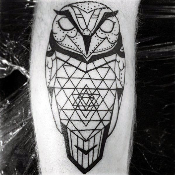 tatuaje geometrico buho para hombre 10