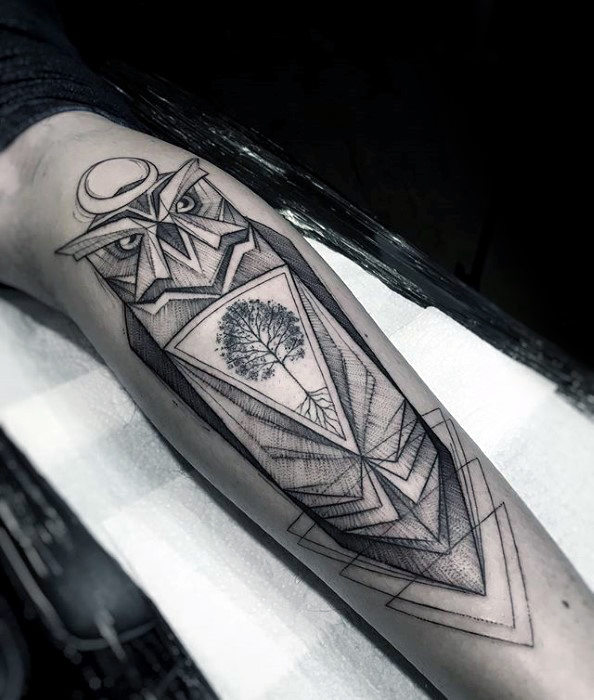 tatuaje geometrico buho para hombre 14