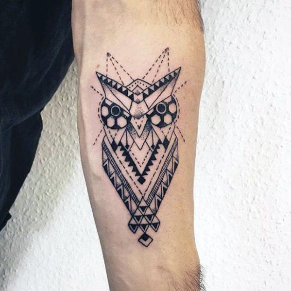 tatuaje geometrico buho para hombre 17