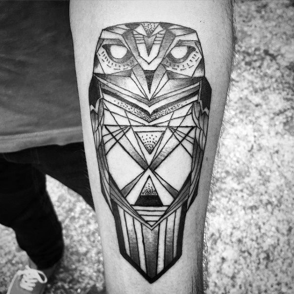 tatuaje geometrico buho para hombre 21