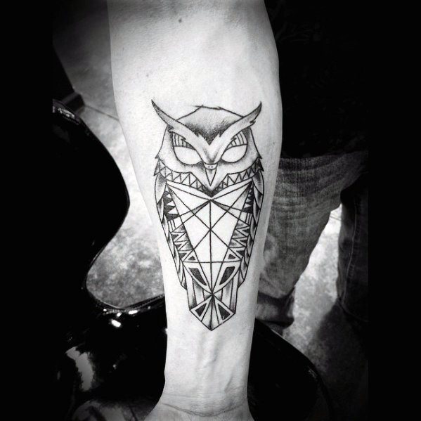 tatuaje geometrico buho para hombre 41