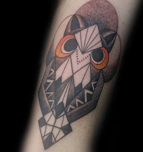 tatuaje geometrico buho para hombre 46