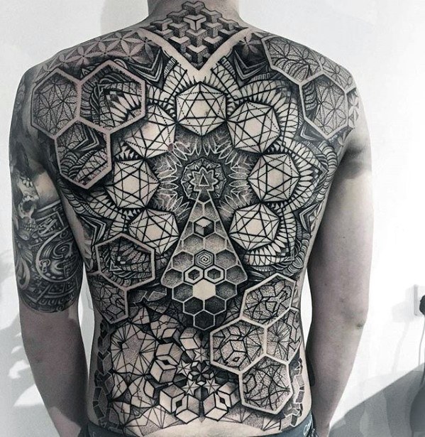 tatuaje geometrico espalda para hombre 02