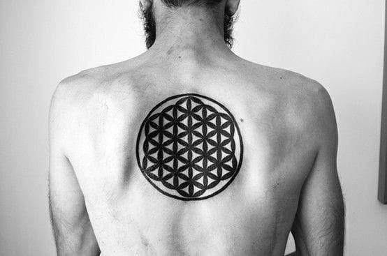 tatuaje geometrico espalda para hombre 03