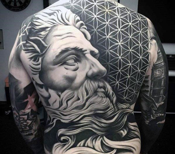 tatuaje geometrico espalda para hombre 04
