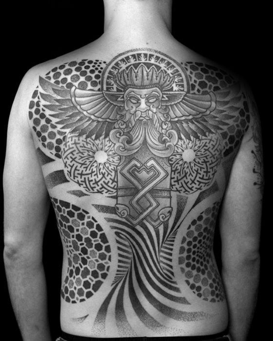 tatuaje geometrico espalda para hombre 05