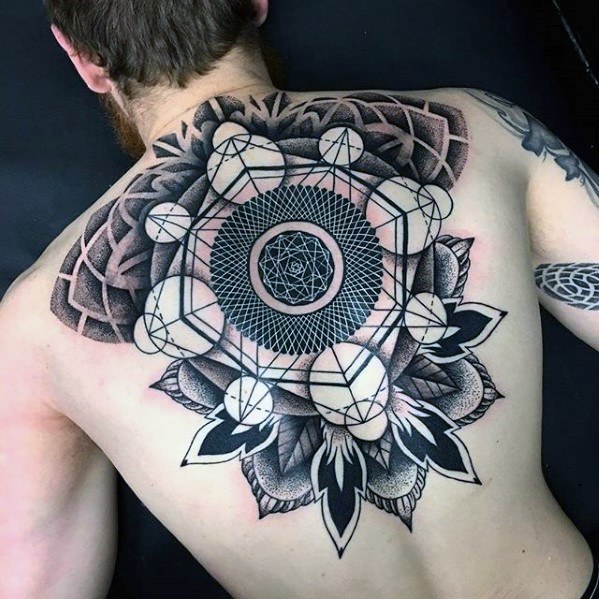 tatuaje geometrico espalda para hombre 09