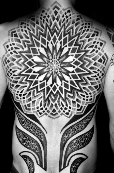 tatuaje geometrico espalda para hombre 10