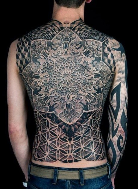 tatuaje geometrico espalda para hombre 12