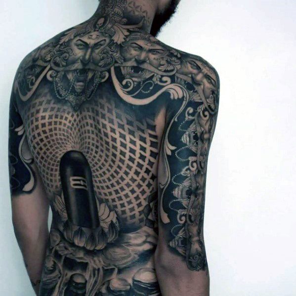 tatuaje geometrico espalda para hombre 15