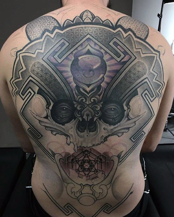 tatuaje geometrico espalda para hombre 18