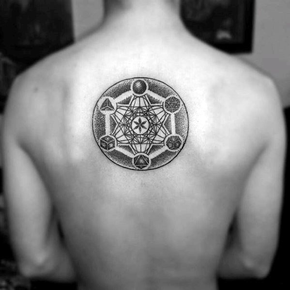 tatuaje geometrico espalda para hombre 19